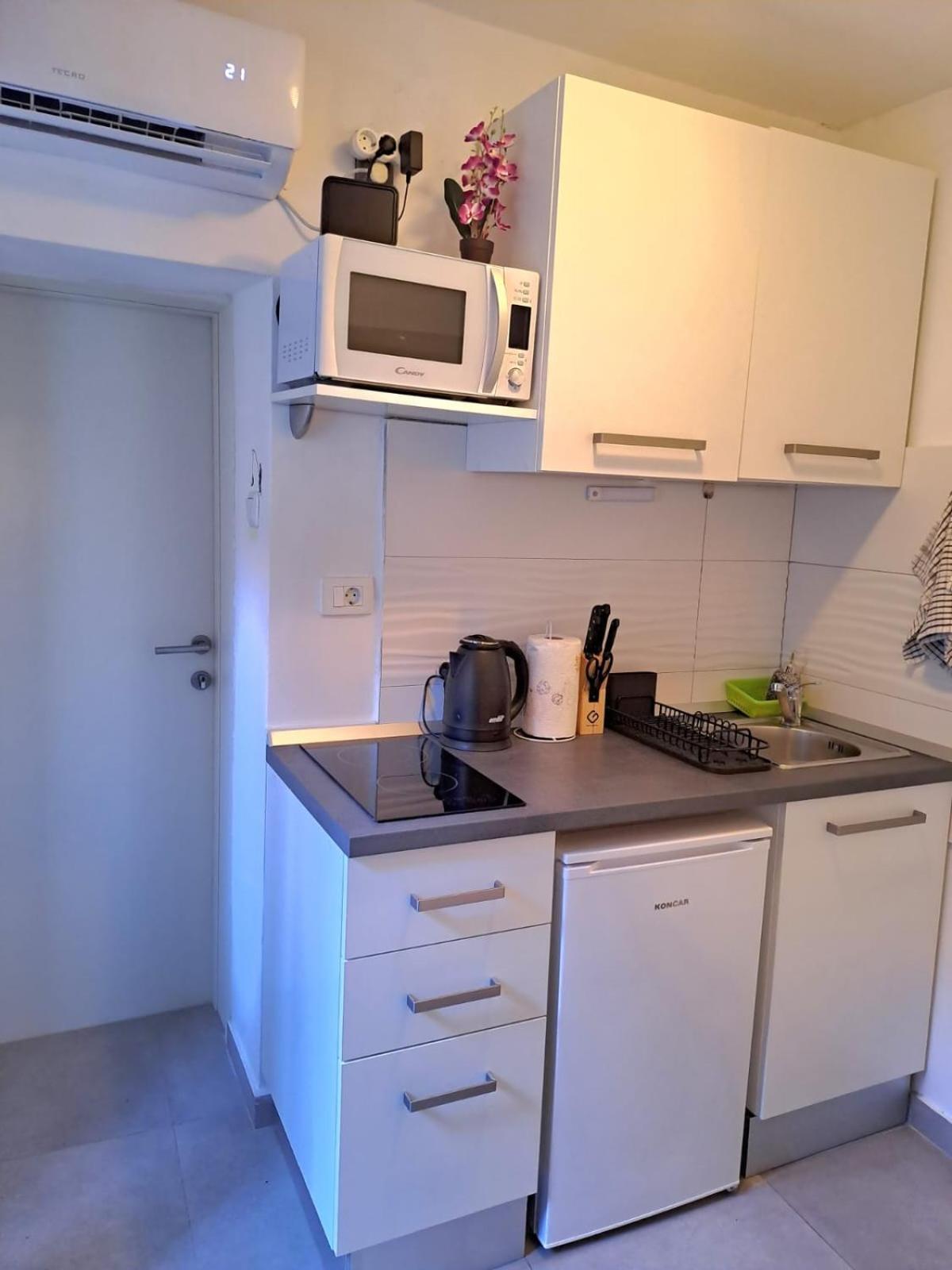 Studio Apartment Lola Kastela Exterior photo